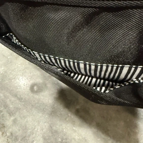 NWOT Brighton Black Crossbody Bag with Red Heart Strap - Picture 4 of 7